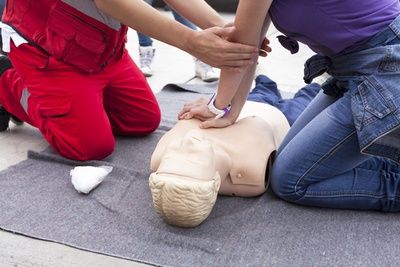 massagem cardiaca primeiros socorros